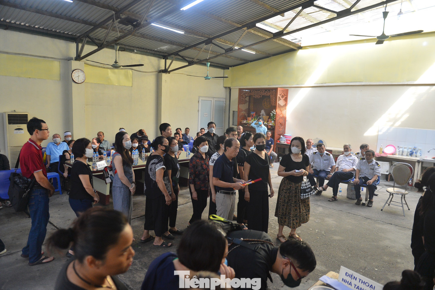 Từ 8 giờ, tại nhà tang lễ Bệnh viện Đống Đa, từng đoàn người lặng lẽ vào dâng hương, tiễn biệt các nạn nhân trong vụ hỏa hoạn.