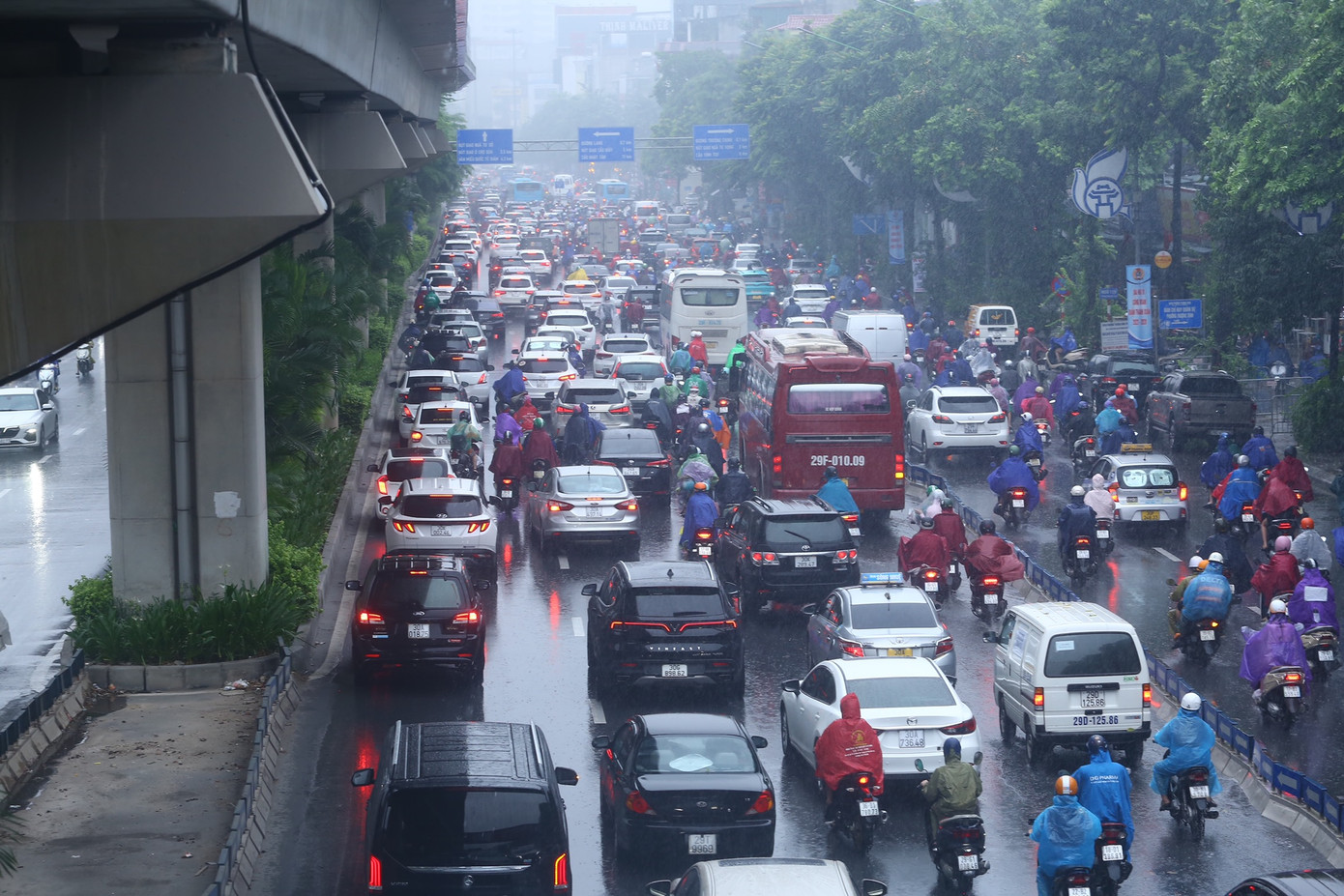 Đường Nguyễn Trãi ùn tắc hàng giờ trong cơn mưa lớn.