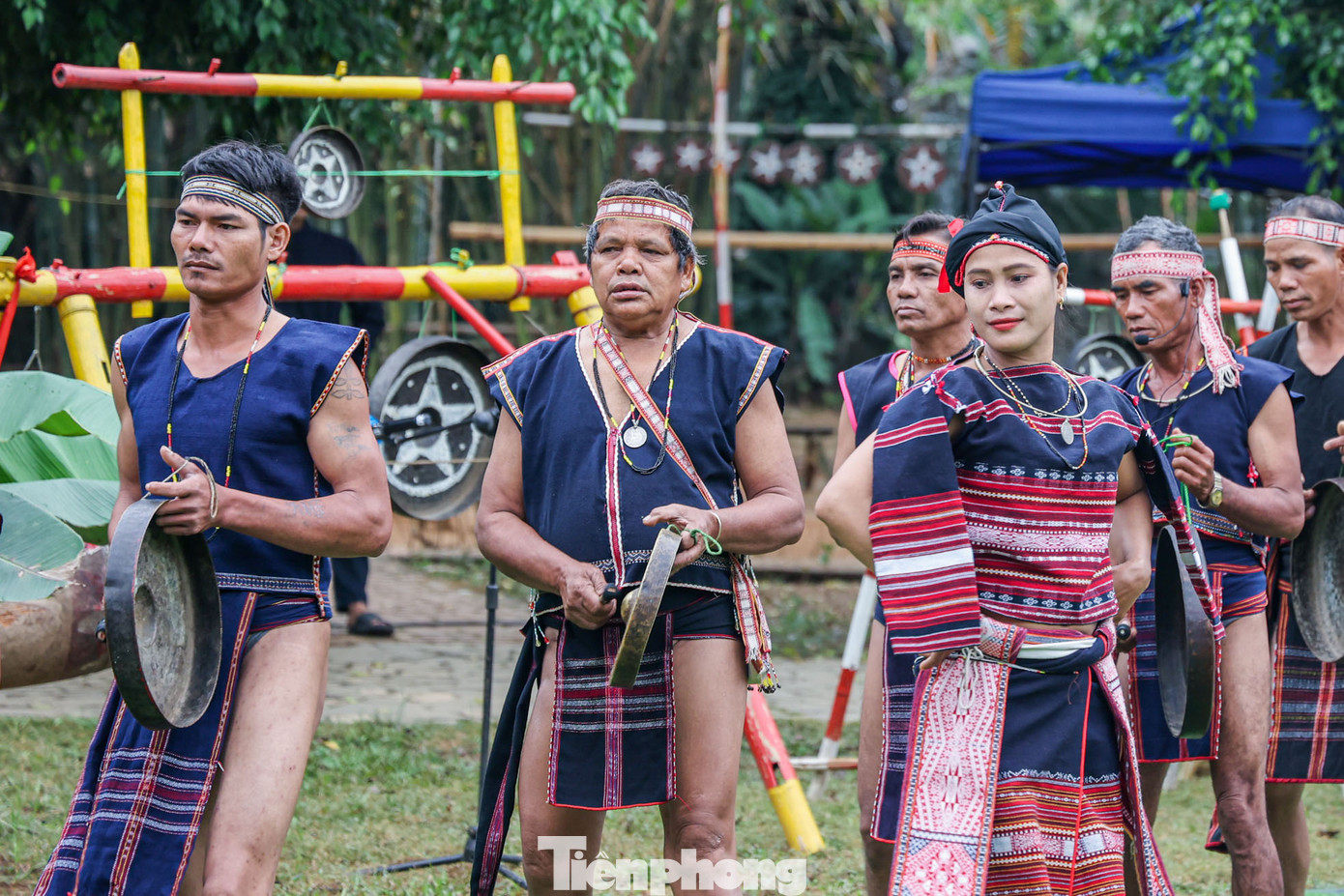 Lễ hạ cồng chiêng để cúng cho những người đã khuất, mượn chiêng của chủ nhà hoặc là bộ chiêng lâu nay không đánh, xin phép lấy cồng chiêng để đánh trong buổi lễ của làng, mong những người đã mất phù hộ cho dân làng không ốm đau, đánh chiêng âm vang không bị hư.