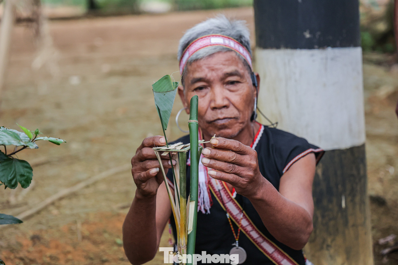 Già làng đang thực hiện lễ hạ cồng chiêng trước khi tiến hành Lễ hội cầu an