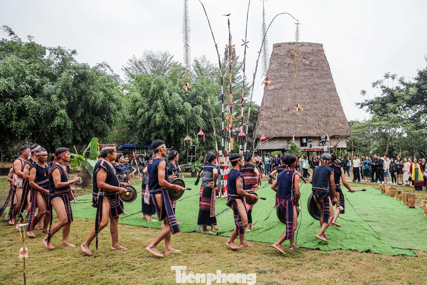 Đồng bào Ba Na thực hiện nghi lễ cầu an trước không gian nhà rông.
