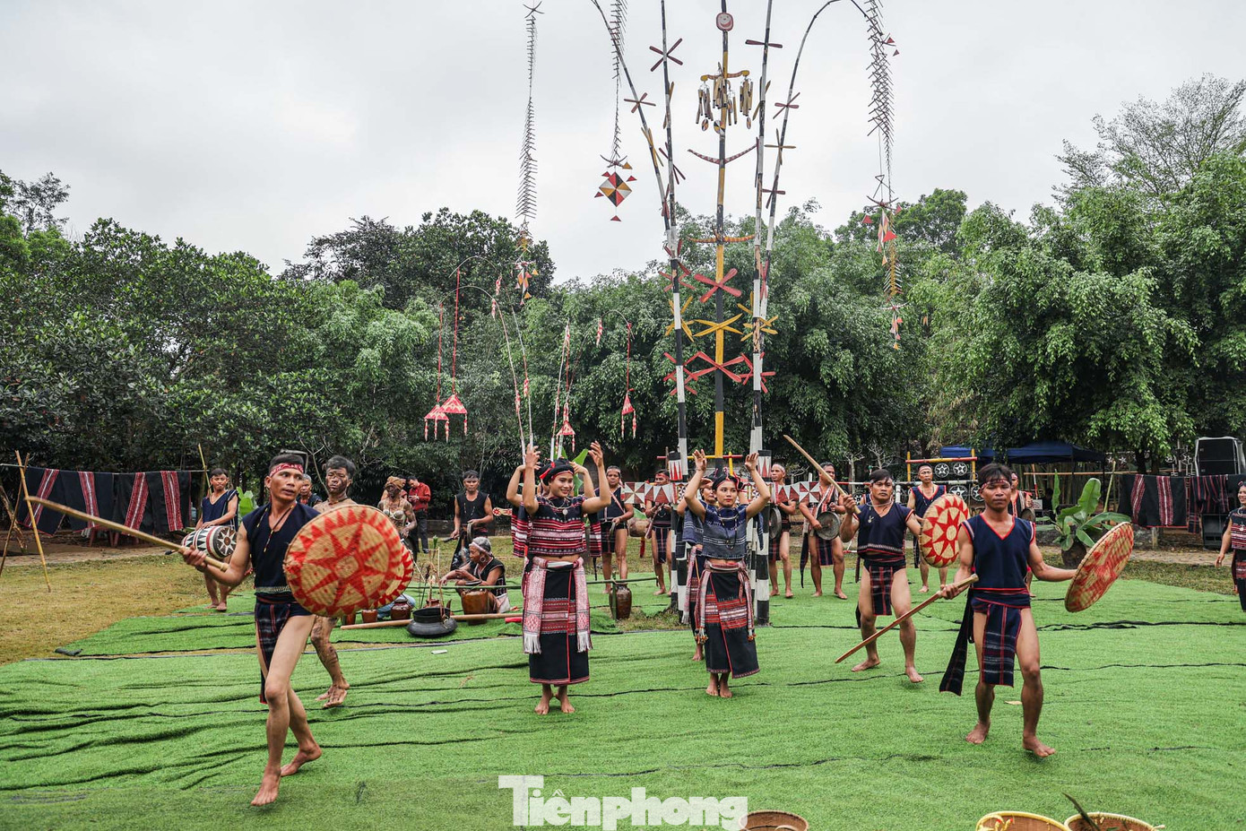 Những điệu múa xoang hòa quyện với nhịp cồng chiêng hào hùng càng tăng thêm không khí sôi động của lễ hội.