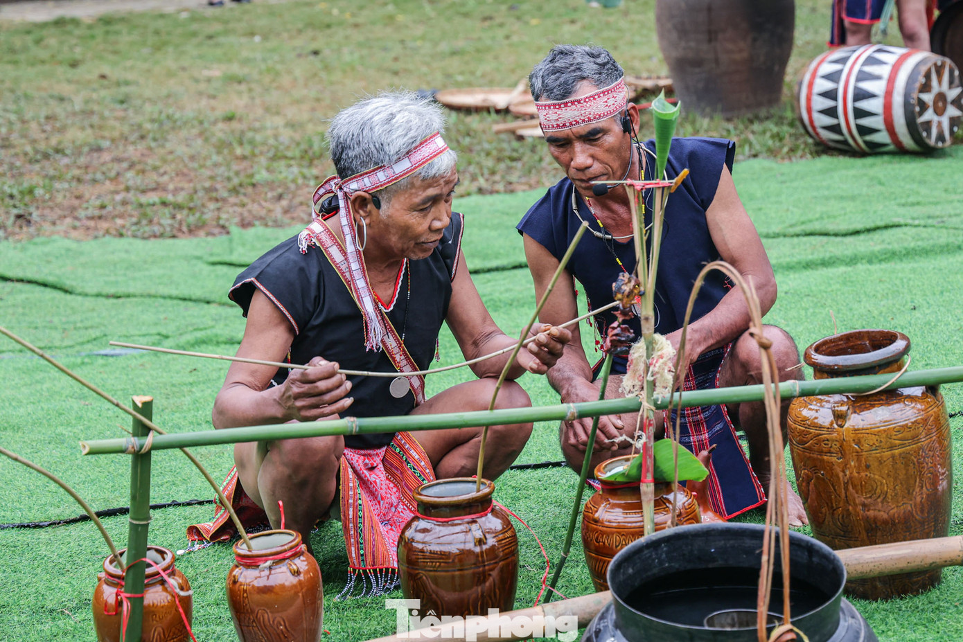 Thực hiện nghi lễ mong Yang phù hộ cho dân làng sức khỏe, ấm no, hạnh phúc. Khi vào nghi thức lễ, già làng cầu khấn: Hỡi thần nước! Thần núi! Thần sấm sét ở trên trời! Hôm nay, tất cả già, trẻ, gái, trai dân làng chúng tôi đều tập trung đông đủ giữa sân không gian nhà rông cao vút. Và chúng tôi đã chuẩn bị mọi thứ theo ý vị thần mách bảo. Tạo dựng hình nộm, vũ khí đao, kiếm, giáo mác, chiếc khiên và vật hiến sinh, giết mổ con heo đực thiến hết lớn đã nuôi mười năm tuổi và con gà lông đen chân chì để tế thần. Thường lệ như mọi năm, dân làng chúng tôi nguyện cầu các vị thần phù hộ cho buổi lễ cầu an này được hiệu nghiệm, để xua đuổi hết tà ma, mọi hoạn nạn dịch bệnh ốm đau và điều ác đang ẩn náu trong làng mau chóng đi ra khỏi làng…