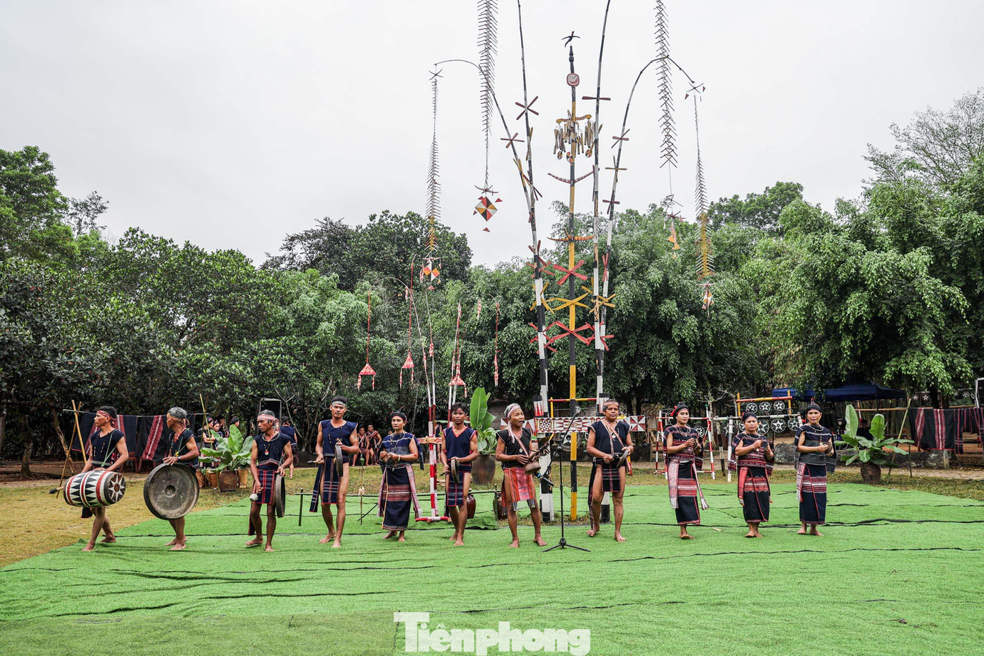 Lễ hội cầu an là một trong những lễ hội đặc sắc của người Ba Na, liên quan đến cộng đồng làng, nhằm cầu mong cho dân làng sức khỏe, ấm no, hạnh phúc. Lễ hội cầu an thường được tổ chức vào các tháng cuối năm khi dân làng đã thu hoạch hết mùa màng trên rẫy.