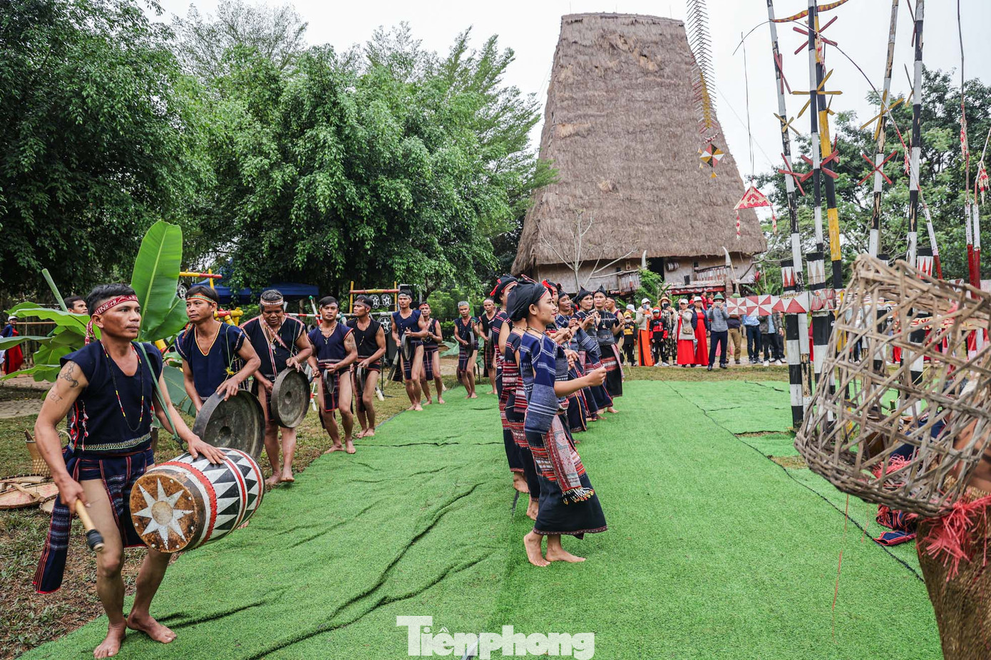 Sau khi kết thúc lời cầu khấn thần linh, dân làng tiến hành nghi thức xua đuổi tà ma, dịch bệnh trong làng. Để thực hiện nghi thức này, già làng (chủ lễ) là người dẫn đầu. Tiếng hô vang và những bước nhún nhảy thể hiện hành động xua đuổi những điều xui xẻo, cái xấu, tà ma… Khi kết thúc tiếng hô và những bước nhảy, tiếng trống, tiếng cồng chiêng vang lên và kèm theo đó là những động tác múa uyển chuyển của các thiếu nữ thể hiện sự vui mừng, niềm hân hoan vì các dịch bệnh, tà ma, xui xẻo… đã ra khỏi nơi trú ẩn và đi xa.