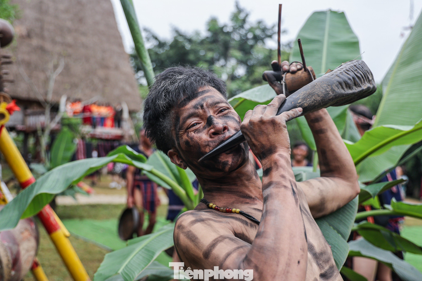 Khi kết thúc nghi lễ, tiếng hô của già làng cùng với những bước nhảy, tiếng trống, tiếng cồng chiêng vang lên, bà con dân làng bắt đầu hòa vào không khí phần hội uống rượu mừng lễ cầu an đã xong. Những tiếng hò reo, mời mọc, chúc tụng nhau cùng với những điệu múa xoang, hòa quyện với nhịp cồng chiêng hào hùng càng tăng thêm sự nhộn nhịp, sôi động của lễ hội.