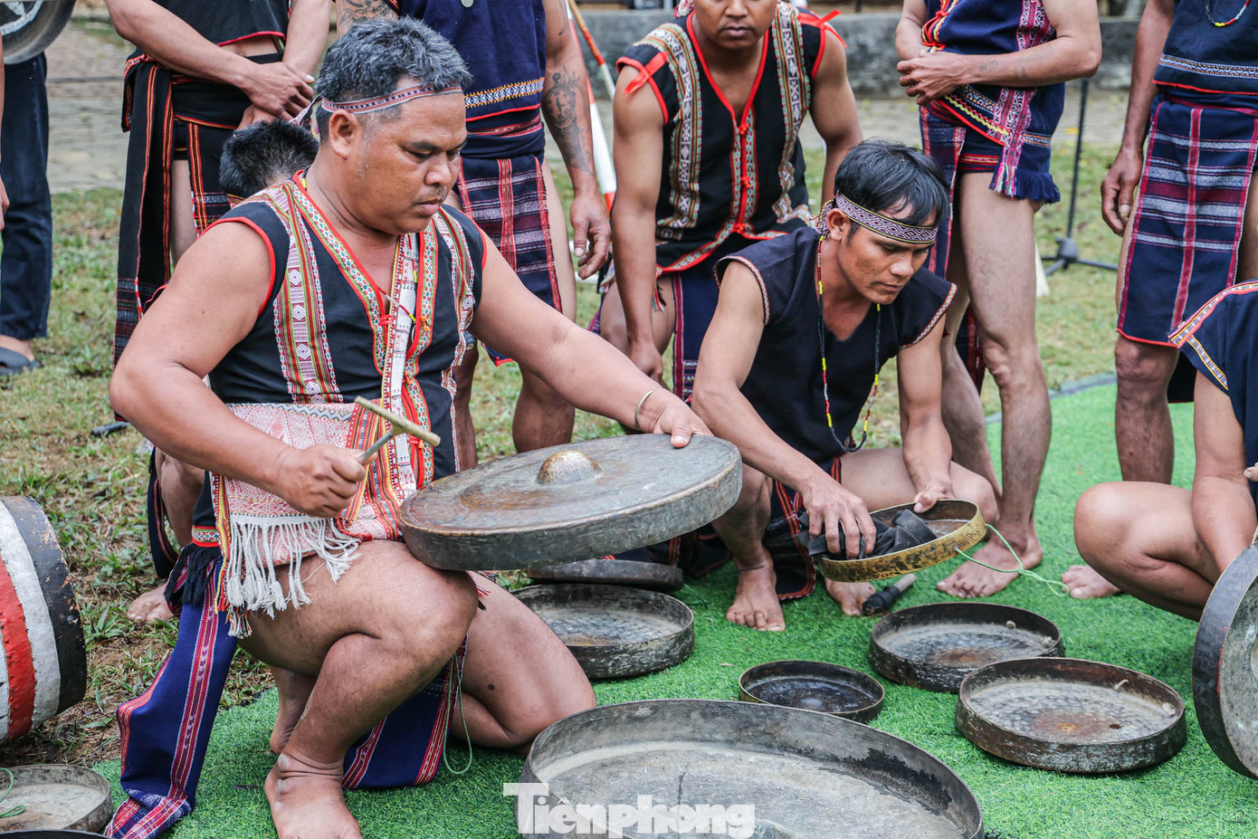 Các chàng trai đem cồng chiêng ra chỉnh. Già làng lựa chọn những chàng trai, cô gái hiền lành để đảm trách những công việc chính khi làm lễ.