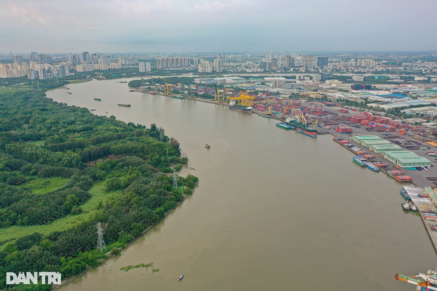 Cầu Thủ Thiêm 4 có tổng mức đầu tư khoảng 5.300 tỷ đồng. Dự án được xây dựng với hy vọng giải tỏa áp lực giao thông từ phía quận Bình Thạnh, TP Thủ Đức qua các quận 7, 8, huyện Bình Chánh, huyện Nhà Bè. Dự án này cũng góp phần kéo giảm ùn tắc giao thông khu vực nội đô và giảm tai nạn giao thông liên quan đến hoạt động của các bến cảng trên địa bàn quận 4, quận 7.