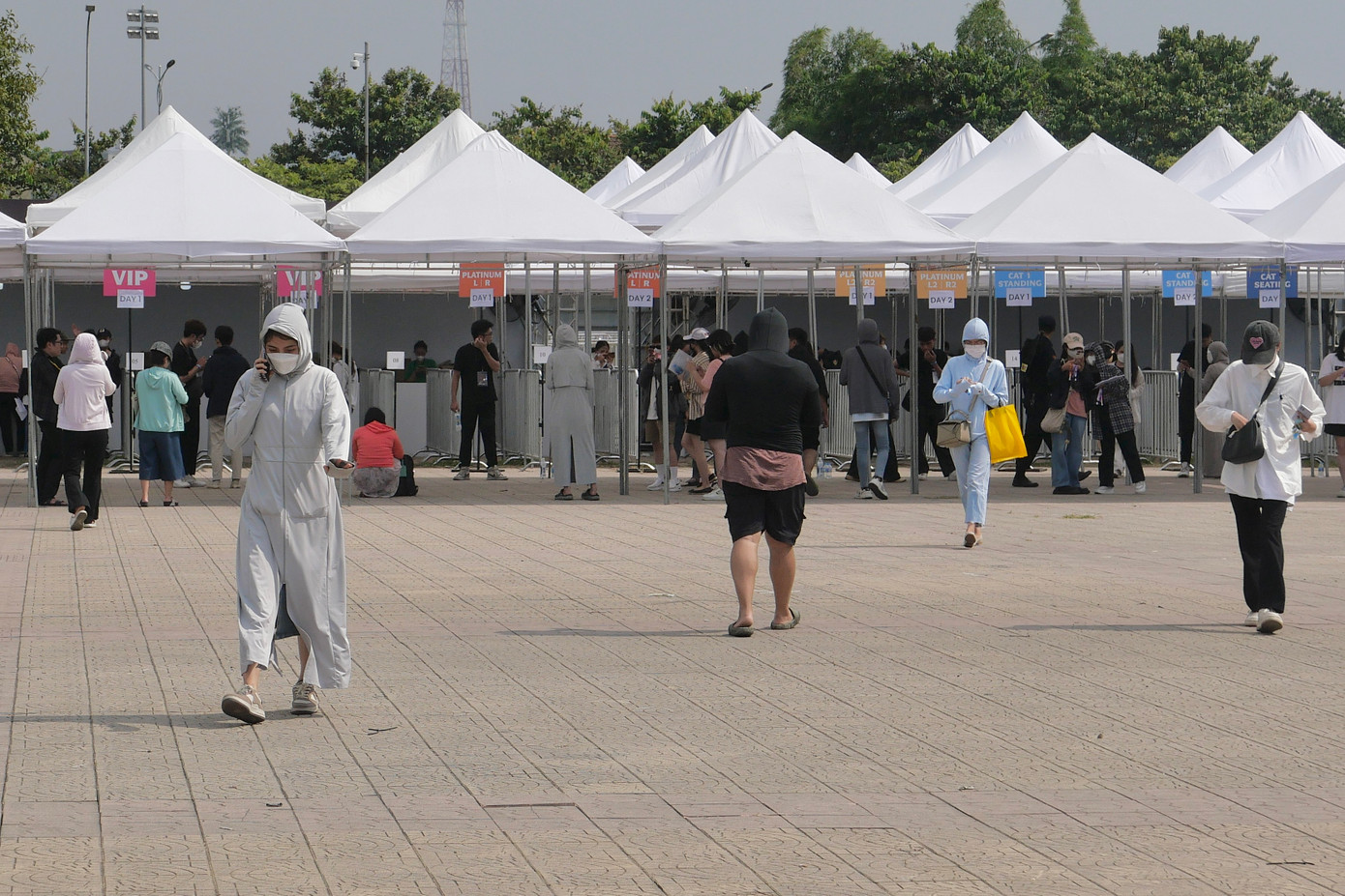 Nườm nượp người vô các quầy để đổi vòng trước đêm diễn. Trung bình mỗi người mất khoảng 20-30 phút để đổi vòng.