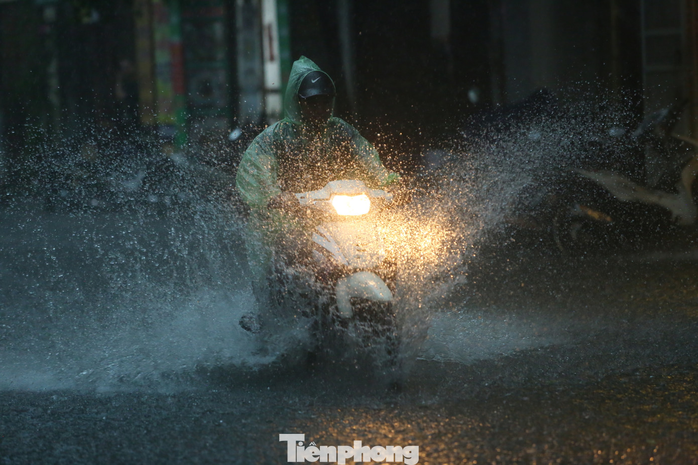 Một số phương tiện "liều mình" lao vào trong "biển nước".