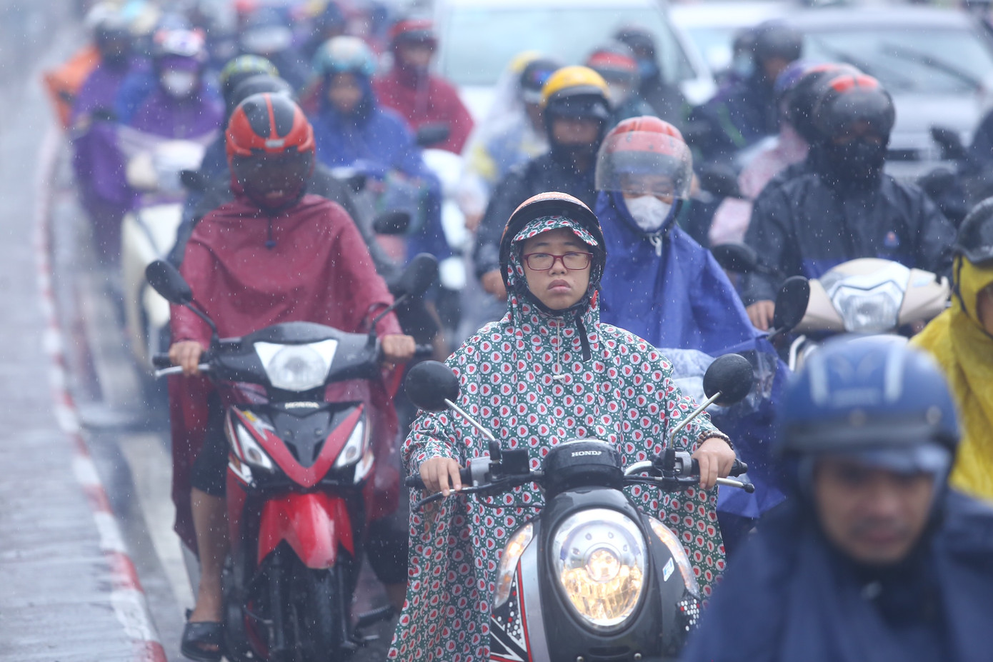 Các phương tiện "chôn chân" dưới trời mưa lớn.