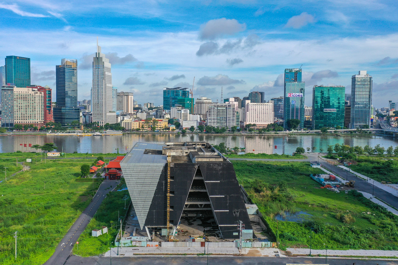 Theo thiết kế, tòa nhà có quy mô 5 tầng, vốn đầu tư hơn 800 tỷ đồng, chức năng chính là trưng bày, triển lãm quy hoạch kiến trúc của thành phố, tổ chức sự kiện, trở thành nơi giao lưu của giới chuyên môn.