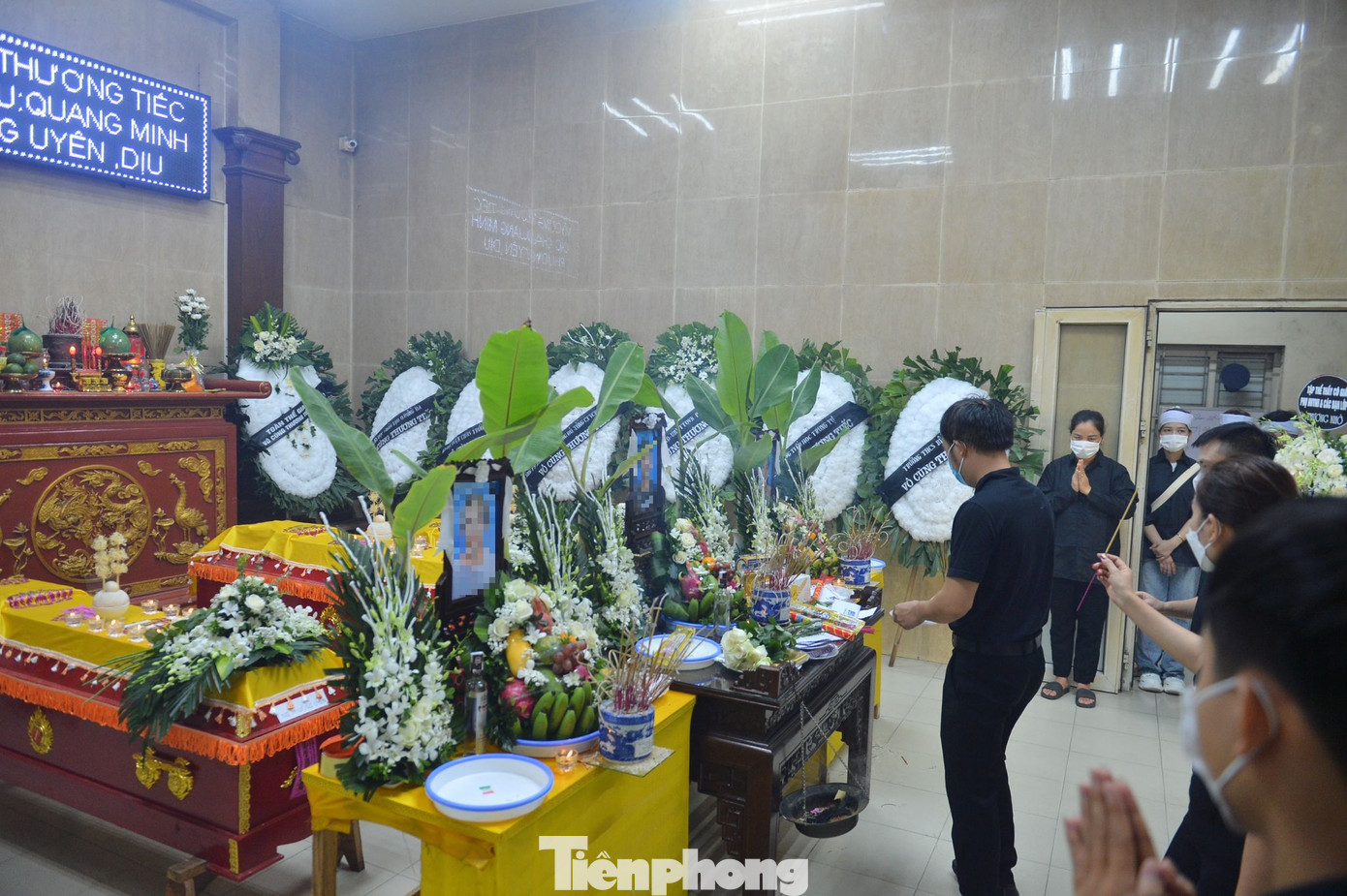 Nhìn 3 di ảnh xếp ngay ngắn cùng với nụ cười thơ ngây ngày nào của các nạn nhân nhiều người không cầm được nước mắt.