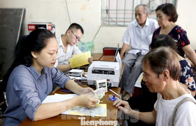 Có thể lùi ngày trả lương hưu, trợ cấp hằng tháng của tháng 8 để trả cả phần lương tăng thêm từ tháng 7 (Ảnh minh họa). Có thể lùi ngày trả lương hưu, trợ cấp hằng tháng của tháng 8 để trả cả phần lương tăng thêm từ tháng 7 (Ảnh minh họa).
