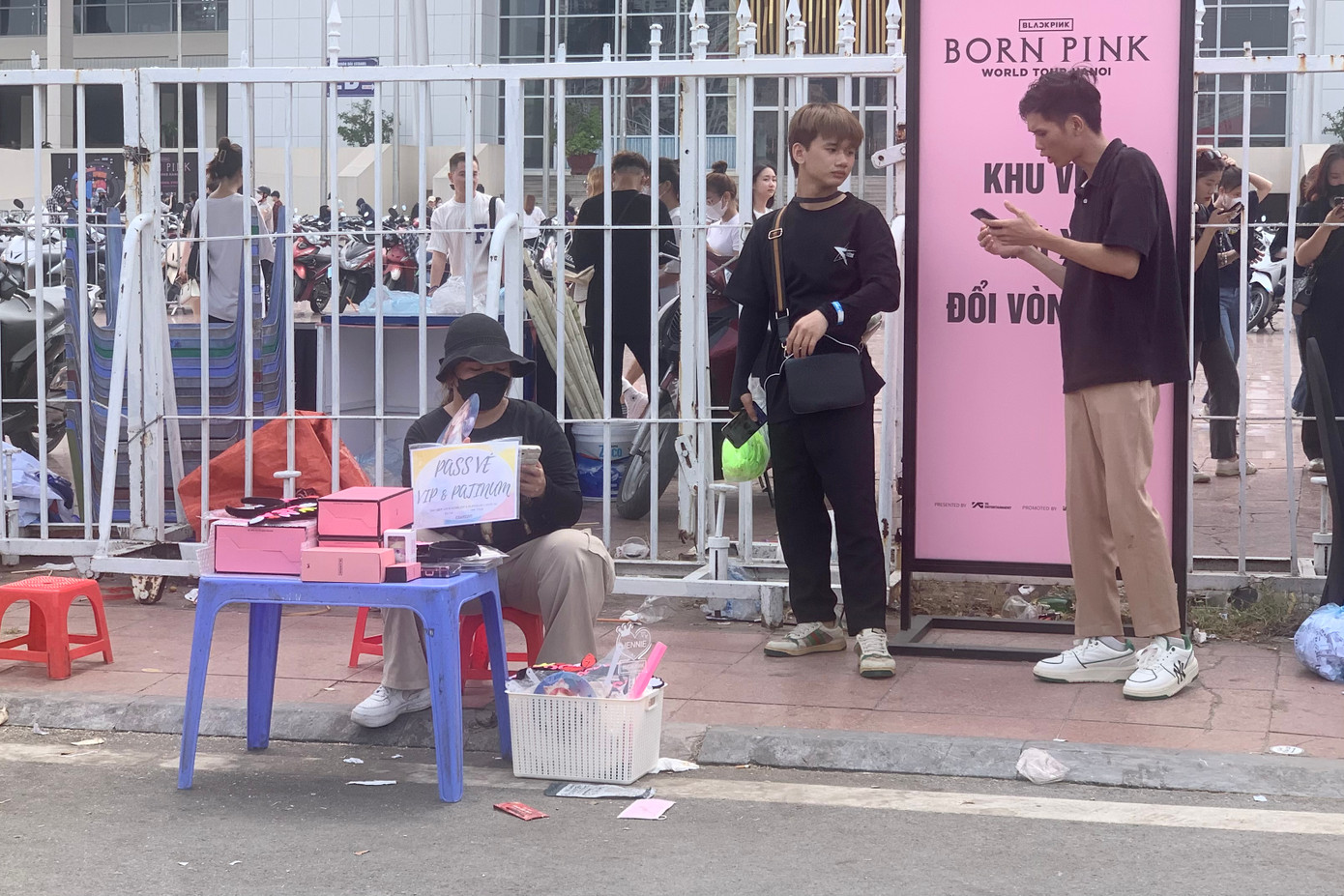 Thị trường vé vẫn sôi động trước ngày diễn ra sự kiện. Giá vé từ 4-12 triệu/cặp tùy từng loại.