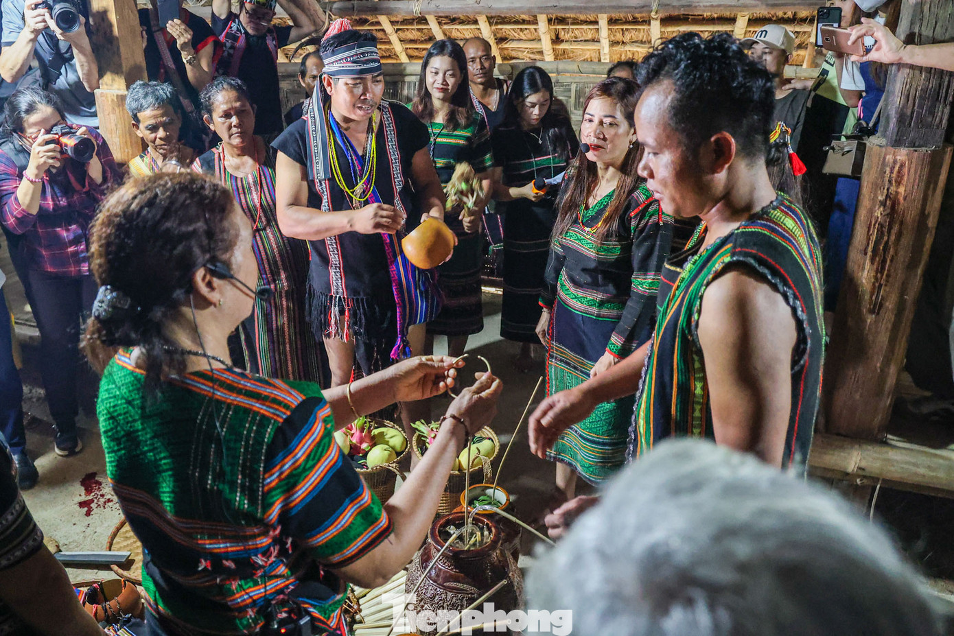 Nếu không có gì thay đổi, cô dâu sẽ đưa cho bố mình chiếc vòng đồng để bố trao cho chú rể và cô dâu tự nhận lễ vật của bên nhà trai.