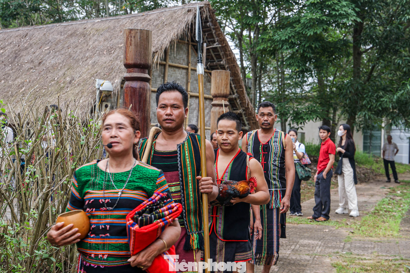 Nhà trai phải mang đến nhà cô gái lễ vật gồm: Một ché rượu, một con gà nướng, một con gà sống, một bát gạo trắng, một cây đèn sáp, một con dao, một chiếc lao, một chiếc lược chải tóc...