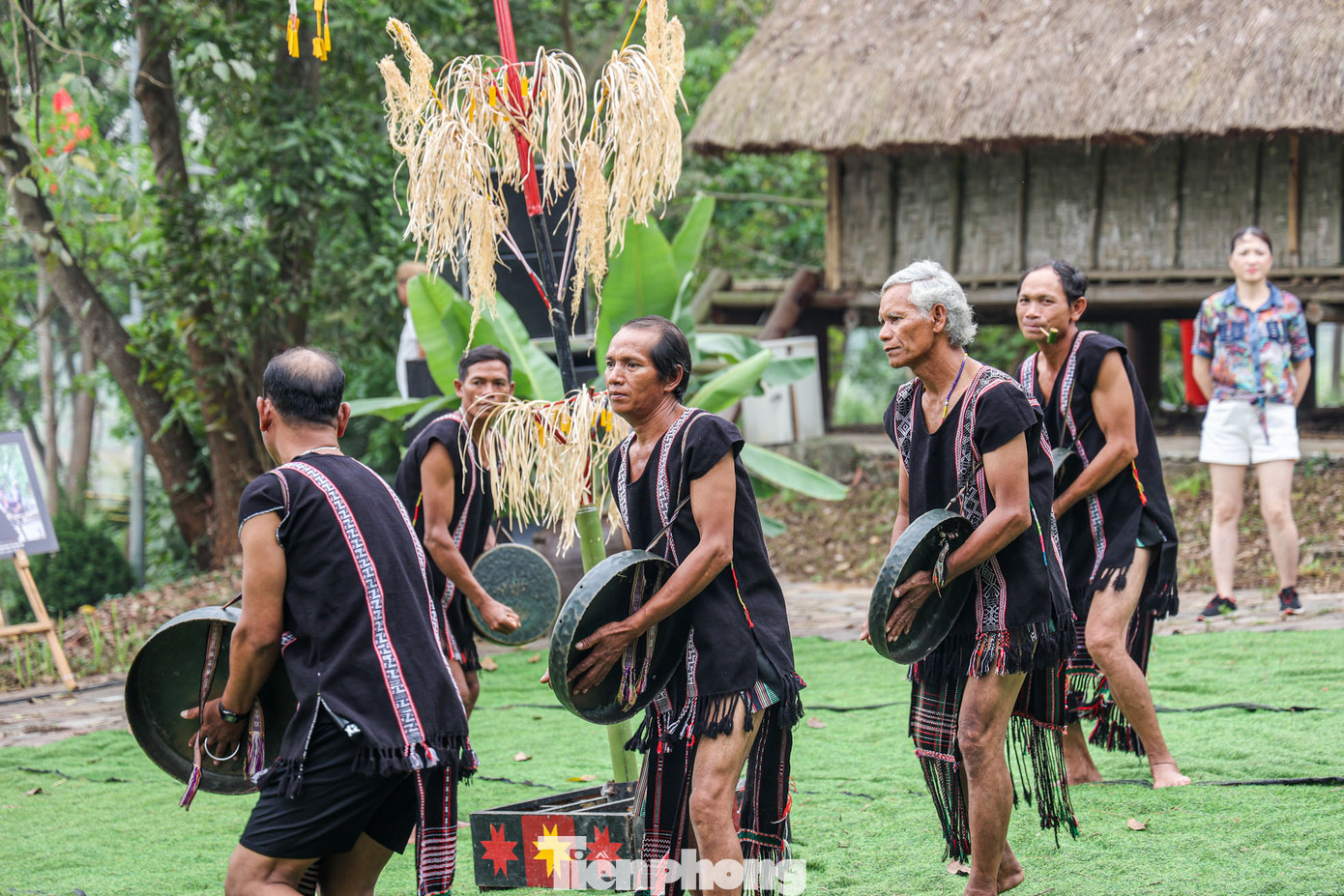 Làng Văn hóa các dân tộc Việt Nam (Hà Nội) vừa tái hiện Lễ cưới truyền thống của dân tộc M’nông. Theo phong tục của người M’nông, trước khi tổ chức lễ cưới sẽ tổ chức lễ Kep môi (lễ dạm), lễ Văng U (lễ ăn hỏi). Người M’nông có tập tục tiến hành lễ ăn hỏi liền với lễ cưới.