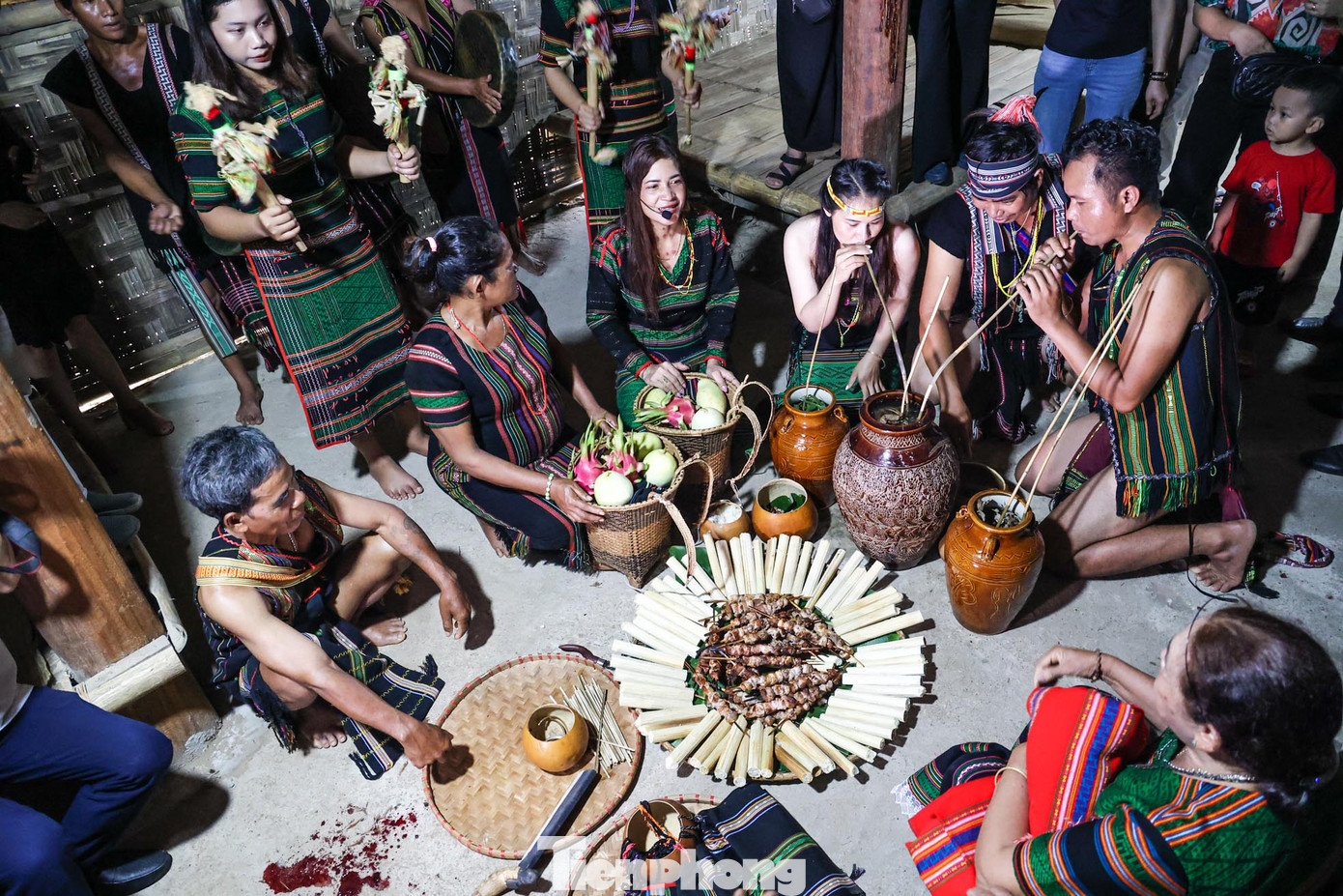 Sau nghi thức này, người làm mối đưa cần rượu để hai vợ chồng trẻ uống đầu tiên, mở màn cho lễ uống rượu mừng ngày cưới.