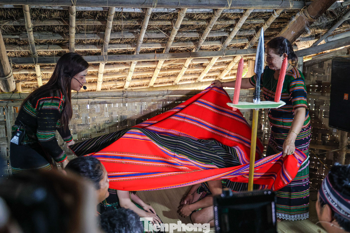 Bà mối và già làng mời vợ chồng trẻ tiến hành nghi thức trùm chăn hay được gọi là kup boh (lễ trùm mặt), một nghi thức không thể thiếu trong lễ cưới truyền thống của người M’nông. Bà mối sẽ mời cô dâu chú rể trao vòng đồng cho nhau trước sự chứng kiến của mọi người. Sau đó, hai bà mối và già làng cầm một tấm chăn rộng trùm lên đầu cô dâu chú rể và chúc phúc cho họ. Chúc phúc xong, già làng và người làm mối đẩy nhẹ cô dâu chú rể ngã xuống. Ngay lập tức, cô dâu chú rể lật chăn lên trong tiếng reo hò cổ vũ của mọi người. Theo tục xưa, nếu ai nhanh tay hơn khi lật chăn, người đó sẽ là trụ cột trong cuộc sống chung sau này.