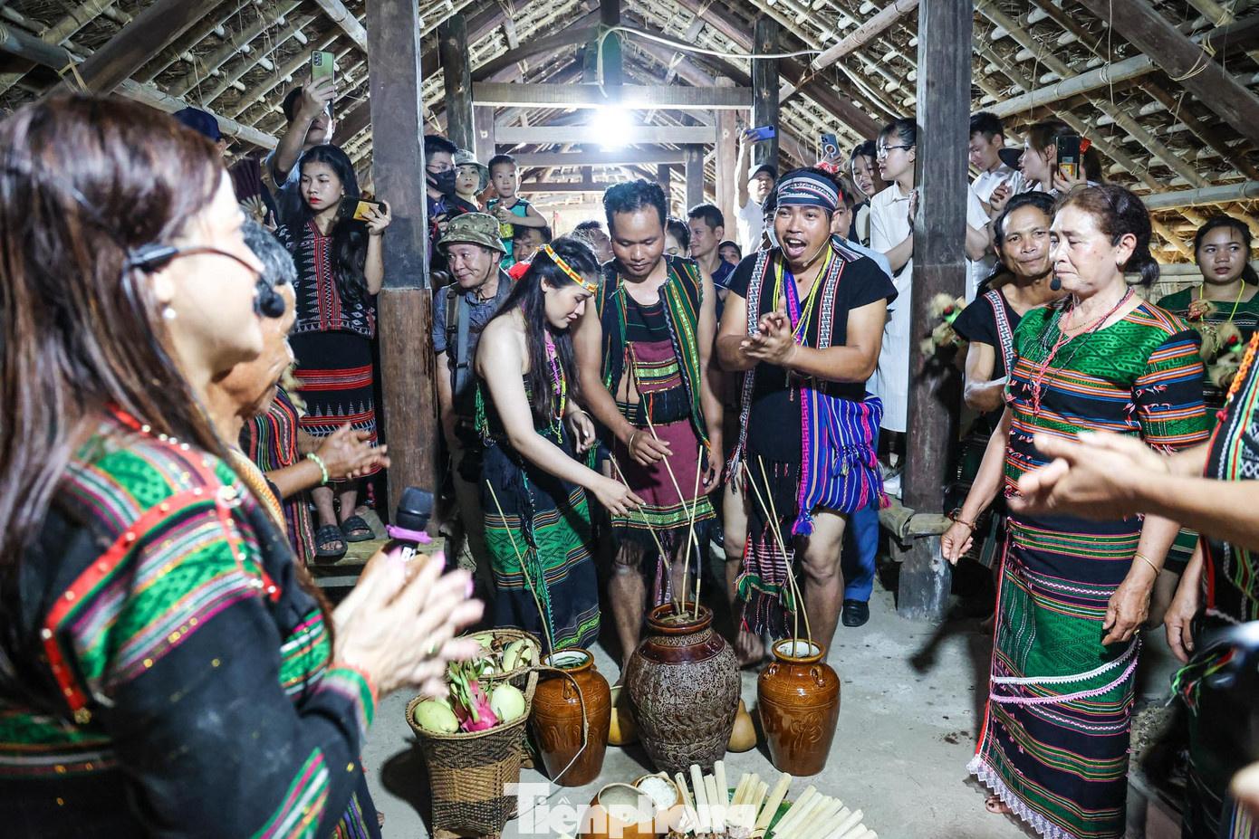 Sau khi xong thủ tục lễ nghi là cuộc vui giữa họ hàng thân thuộc chúc tụng cô dâu chú rể . Mọi người cùng uống rượu, ca hát, nhảy múa theo nhịp chiêng rộn rã suốt ngày đêm. Những người đến dự đám cưới mang theo rượu, thuốc lá, gạo nếp... góp vào ngày vui của gia chủ.