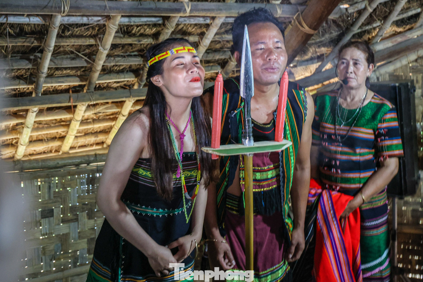 Sau đó, hai vợ chồng trẻ mời rượu nhau và cùng đứng lên thổi tắt nến.