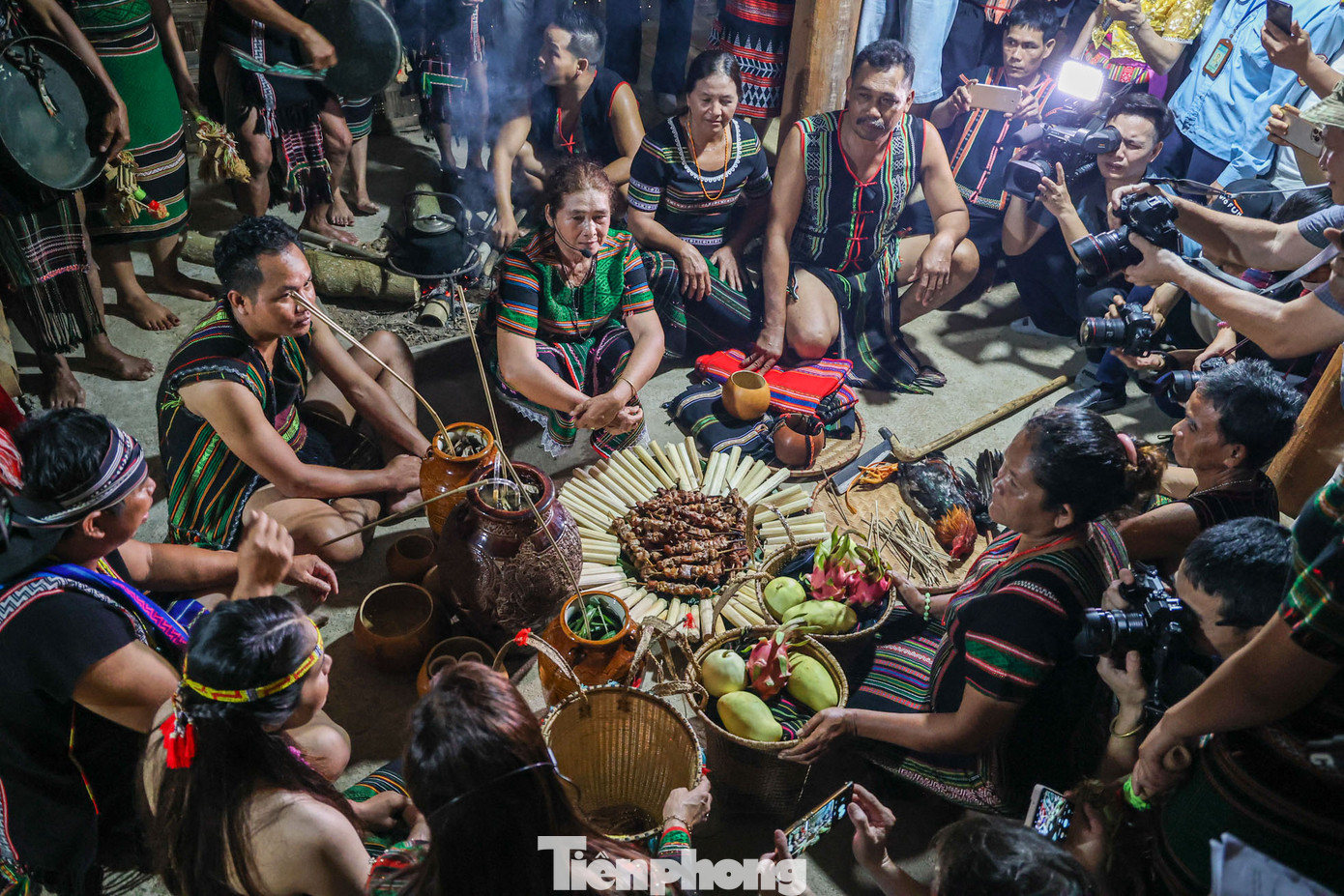 Khi vào trong nhà, nhà trai bày lễ vật lên một chiếc nia. Già làng, bố cô dâu dẫn cô dâu ra, đồng thời người làm mối nhà trai đưa chú rể ra trình diện hai bên gia đình. Hai bên gia đình, một lần nữa hỏi ý kiến đôi trai gái xem họ có gì thay đổi không.
