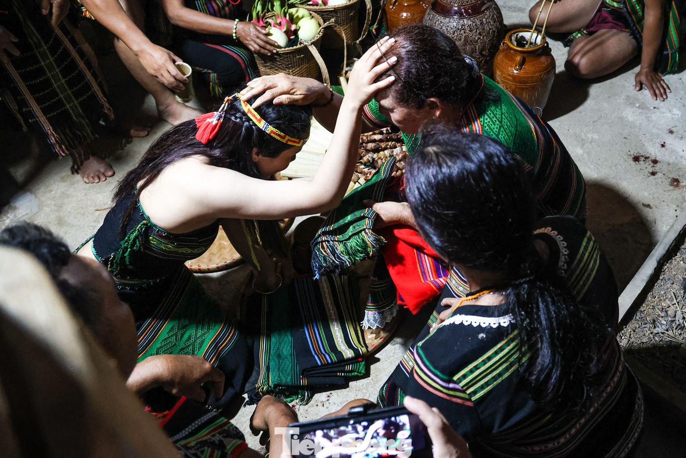 Lễ vật trao cho hai bên gia đình xong, cô dâu và chú rể tiếp tục cùng đi trao lễ vật cho những người có mặt tại lễ cưới, mỗi người một vòng cườm hoặc vòng chỉ. Cô dâu chú rể cũng được những người có mặt tại lễ cưới tặng quà để chúc phúc.