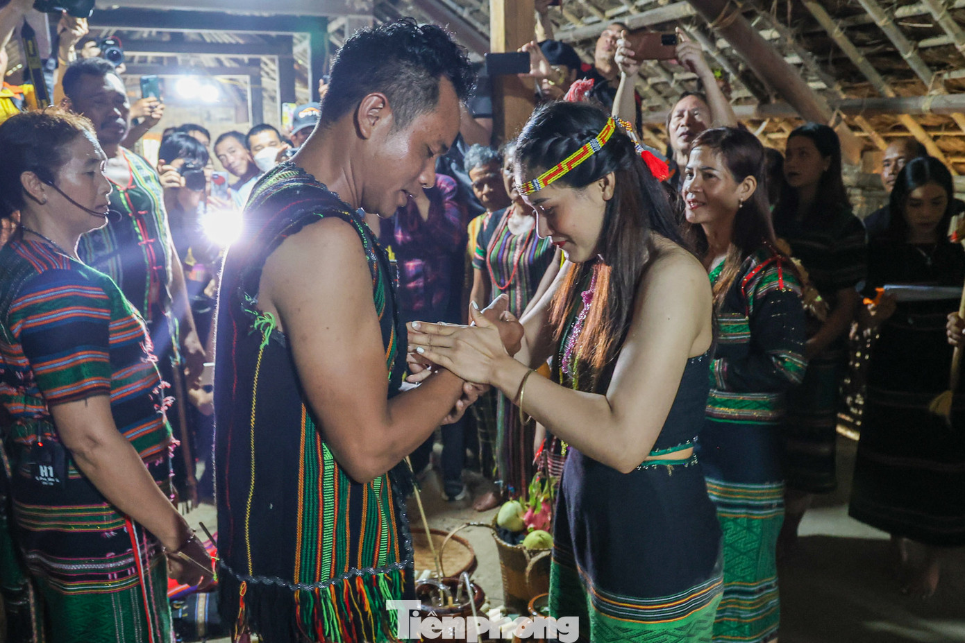 Trao vòng trong lễ cưới truyền thống.