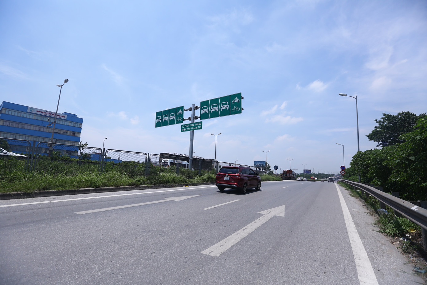 Điểm cuối tại ngã ba giao cắt cạnh ngõ 95 phố Nam Dư và chân cầu Thanh Trì tại tổ dân phố 12 - phường Lĩnh Nam. Đây cũng là nút giao lên cầu Thanh Trì.