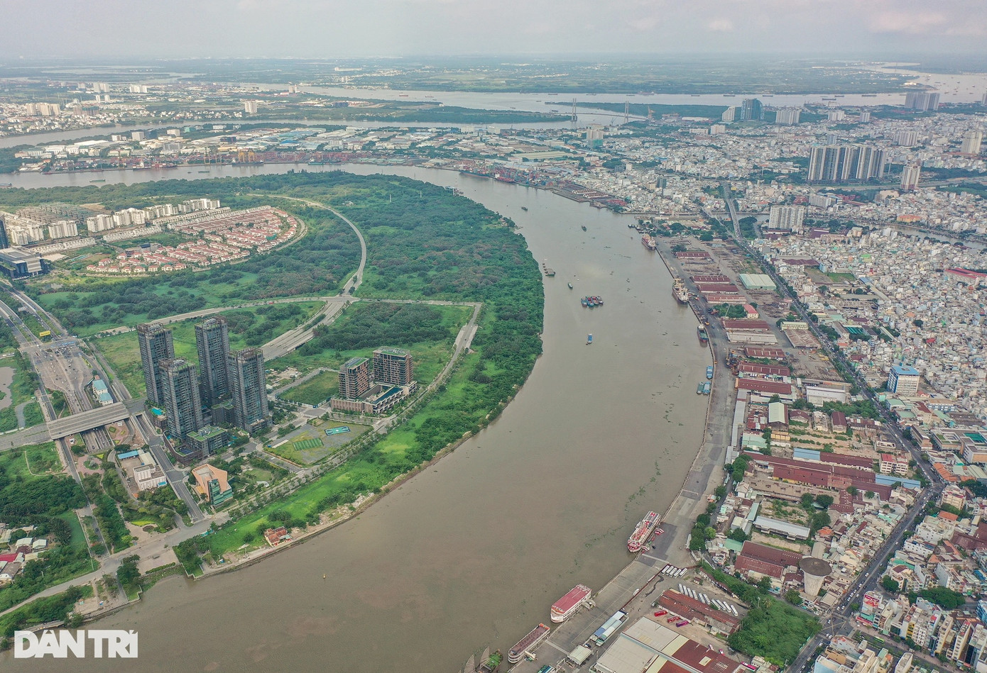 Theo quy hoạch, TPHCM sẽ xây dựng 4 cây cầu và một cầu đi bộ kết nối các quận trung tâm với khu đô thị mới Thủ Thiêm. Ngoài ra, để phù hợp với tiến trình xây dựng cầu Thủ Thiêm 3, Bộ GTVT sẽ di dời bến cảng Khánh Hội (quận 4) thuộc cảng Sài Gòn ra khu vực Hiệp Phước (huyện Nhà Bè).