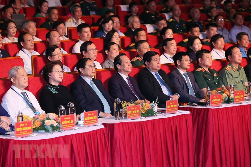 Thủ tướng Phạm Minh Chính và các đại biểu dự Hội nghị Biểu dương Người có công với Cách mạng Tiêu biểu Toàn quốc năm 2023. (Ảnh: Dương Giang/TTXVN)