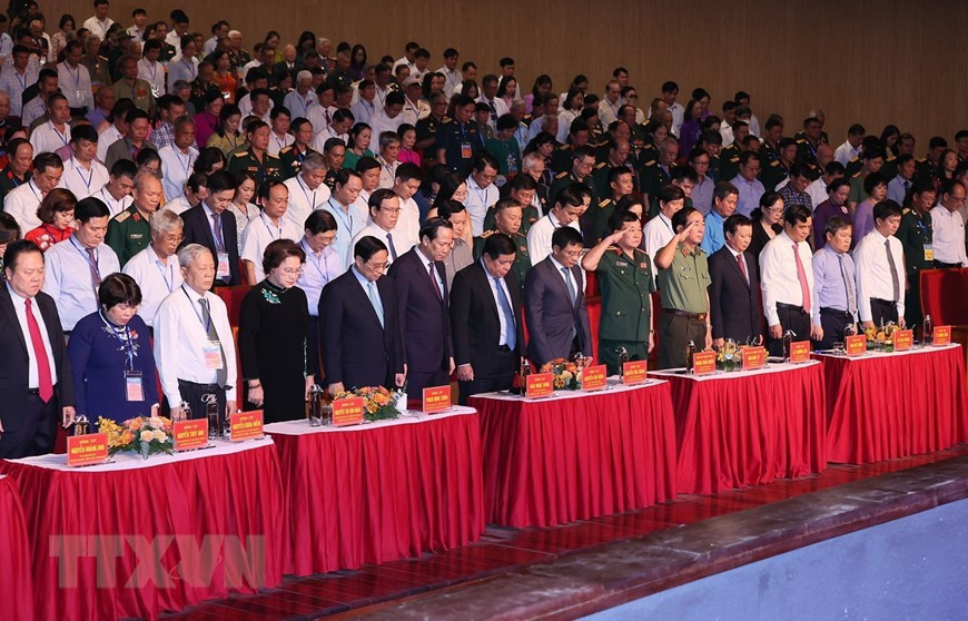 Thủ tướng Phạm Minh Chính và các đại biểu mặc niệm tưởng nhớ các Anh hùng Liệt sỹ. (Ảnh: Dương Giang/TTXVN)