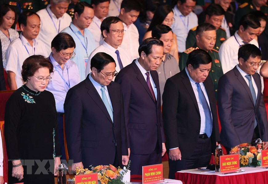 Thủ tướng Phạm Minh Chính và các đại biểu mặc niệm tưởng nhớ các Anh hùng Liệt sỹ. (Ảnh: Dương Giang/TTXVN)