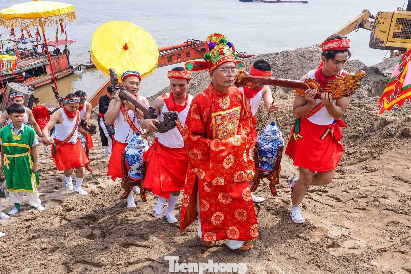 Lấy nước xong, đoàn thuyền trở về bến ngự. Khi về qua đình, các thuyền phải quay đầu vào để lễ Đức Thánh, rồi trở về bãi tập kết.