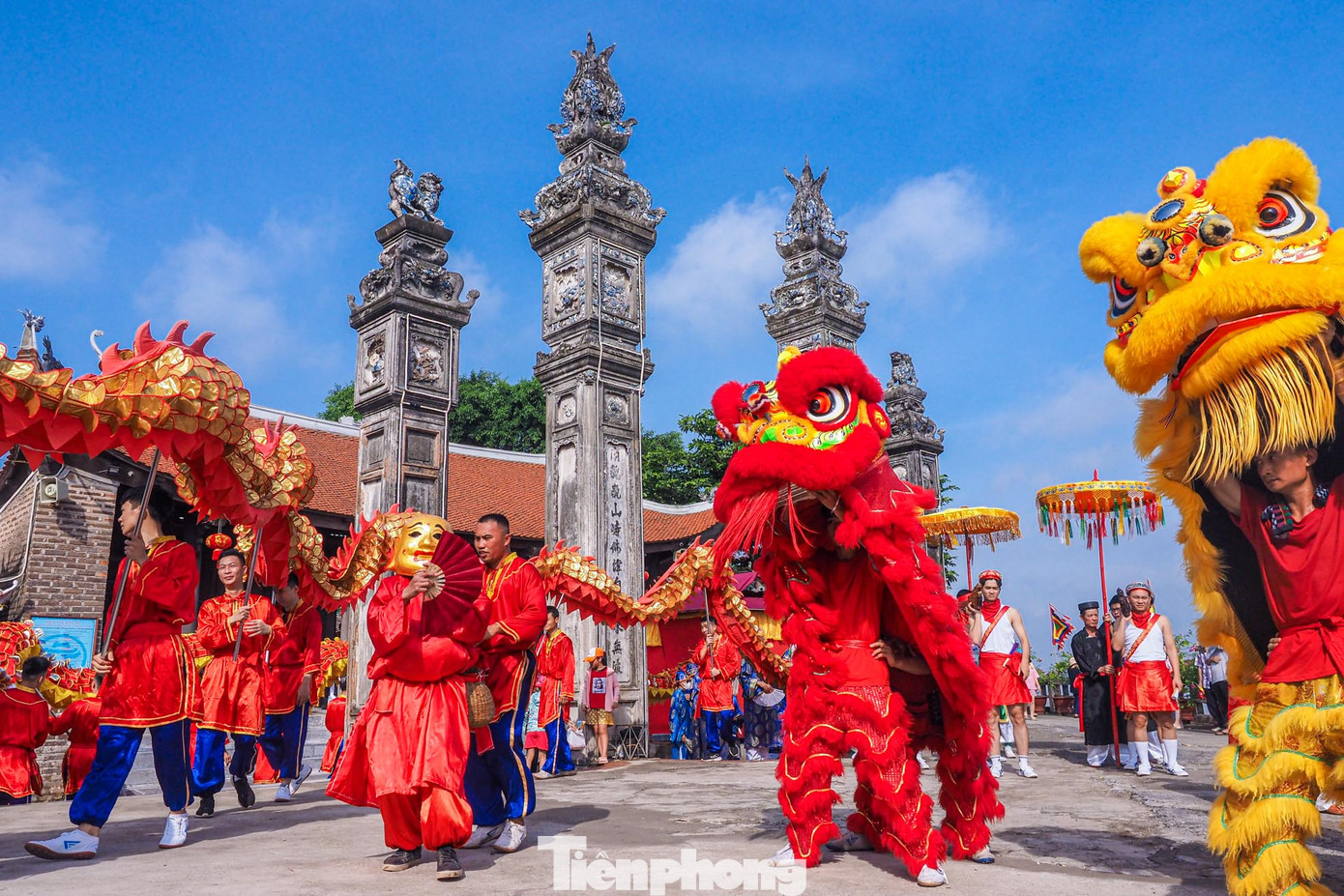 Hội đình Chèm là một trong những lễ hội cổ, với nhiều nghi lễ đặc trưng cho các sinh hoạt văn hóa của cư dân nông nghiệp lúa nước vùng đồng bằng sông Hồng. Thông qua lễ hội, những bậc cao niên mong muốn truyền thụ cho lớp con cháu hiểu sâu sắc hơn về dòng họ, truyền thống lịch sử, chiến công của cha ông, nhằm khơi gợi tình yêu quê hương, đất nước cho cộng đồng.