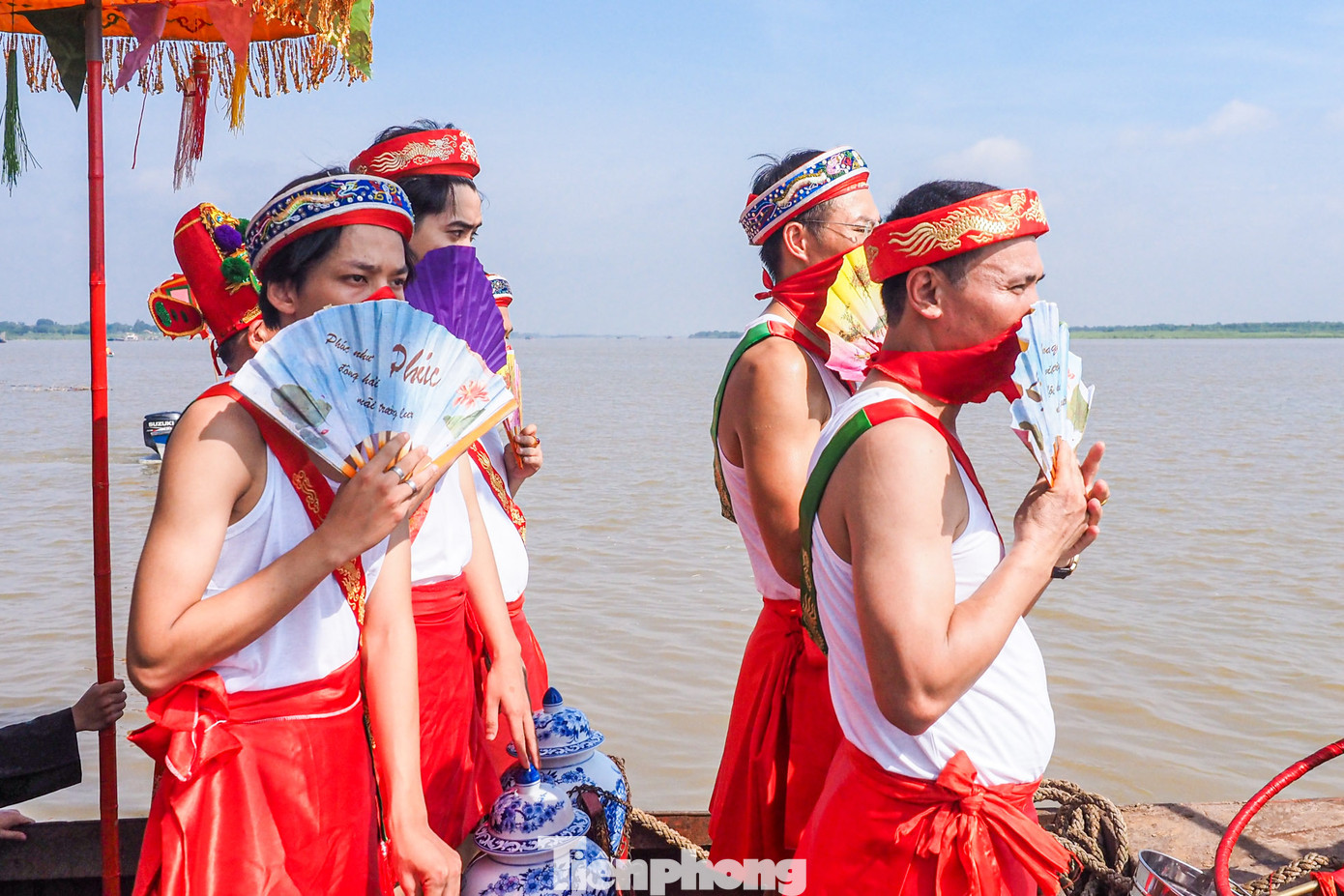 Tiểu hiệu hô "khoan thanh", những người phù giá phải dùng quạt che miệng reo "ù chóe, ù chóe, ù chóe".