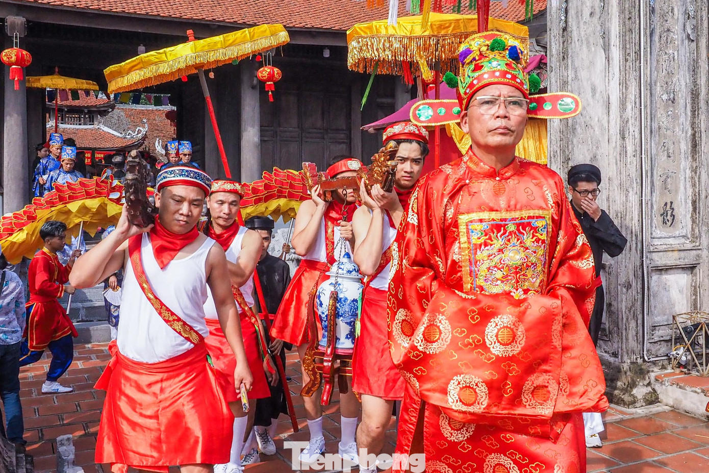 Đi sau cùng là đội quân phù giá gồm hầu hết là các thanh niên khỏe mạnh, mặc váy, đeo thắt lưng, khăn đội đầu, che mặt màu đỏ, khiêng kiệu Ông và kiệu Bà.