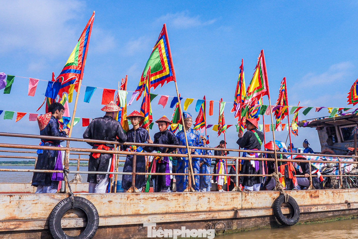 Điểm đến của đoàn rước là bến Ngự. Các thành viên trong đoàn lần lượt lên thuyền và diễn lại sự tích khi Đức Thánh Chèm ra trận.