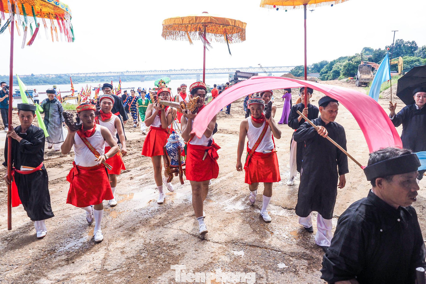 Nước trong bình được đem về đình Chèm để thờ cúng và sử dụng trong lễ tắm tượng, bài vị Đức Thánh.