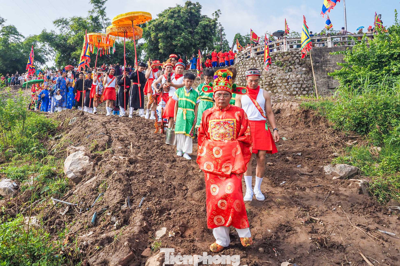 Đoàn rước xuống thuyền ra sông lấy nước.