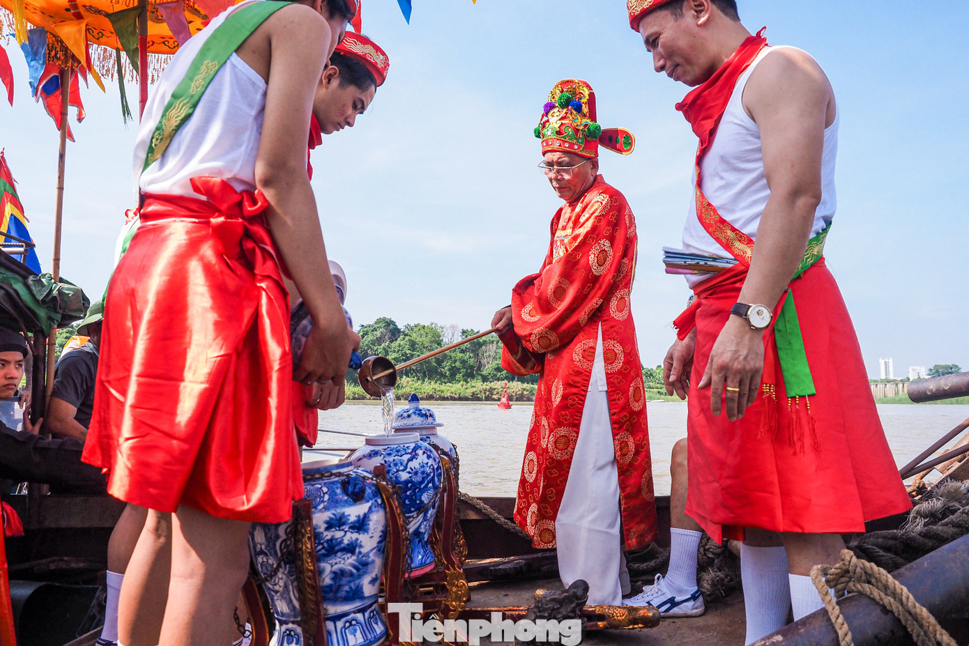 Nghi thức lấy nước. Mỗi chóe 3 gáo, chóe nào dùng gáo của chóe đó.