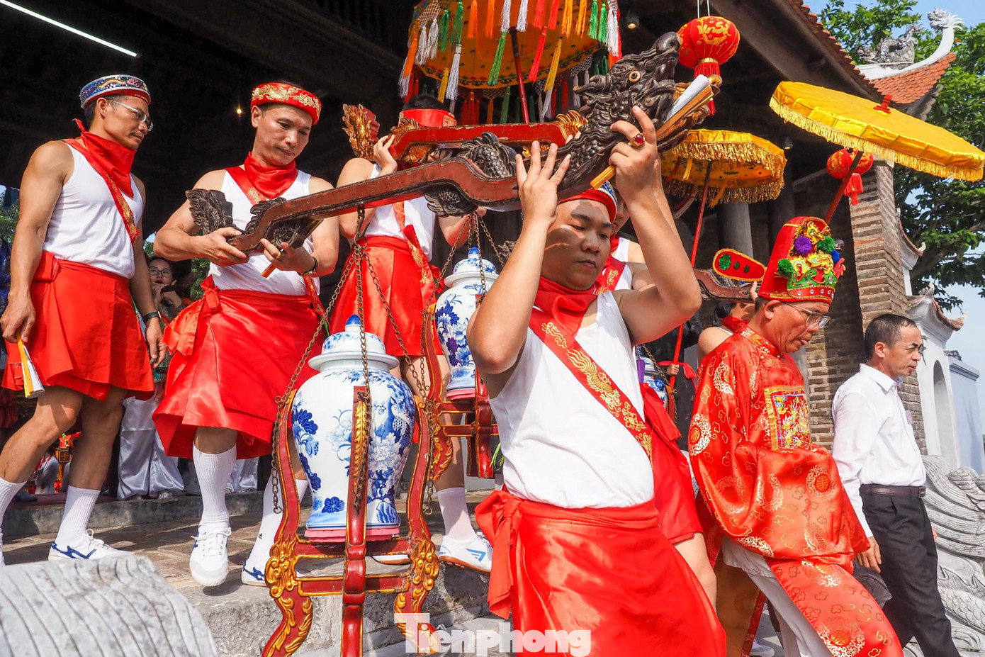 Đoàn rước nước bắt đầu xuất phát từ đình Chèm (phường Thụy Phương, Bắc Từ Liêm, Hà Nội). Đoàn rước có sự tham gia của hơn 100 người, đi đầu là đội múa rồng, đánh trống, đánh chiêng….