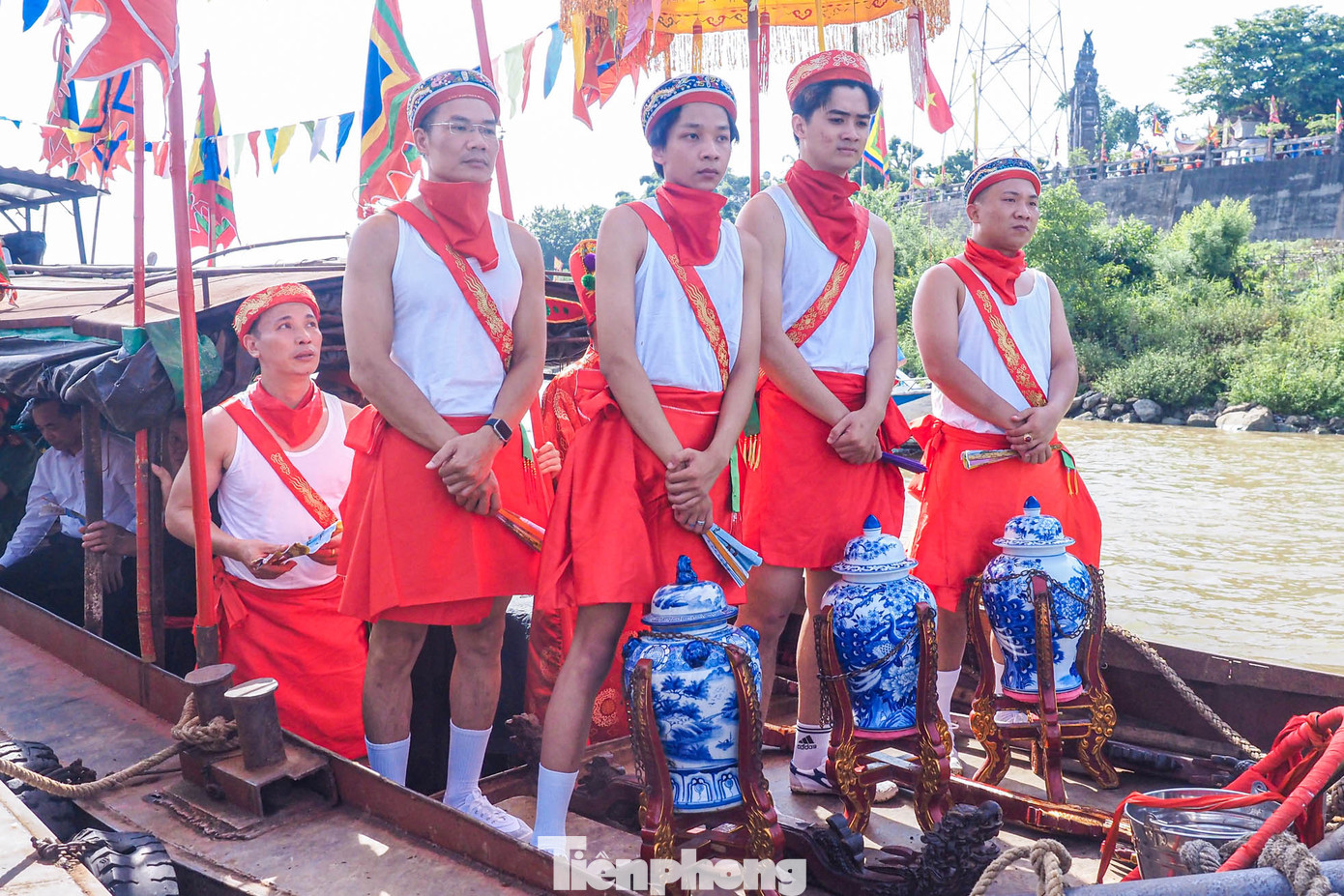Đoàn thuyền đi một vòng qua địa phận của ba làng Chèm, Hoàng Xá và Liên Mạc. Sau đó, thuyền quay ba vòng ở giữa dòng sông. Trong lúc thuyền quay, mọi người thả vòng càn khôn (bằng cây song) để Chủ tế dùng gáo đồng múc nước vào chóe.