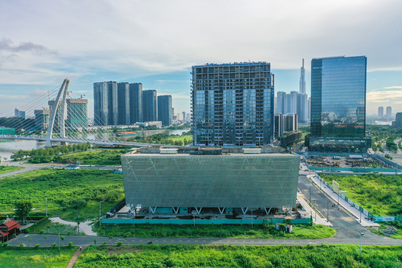 Dự án Trung tâm triển lãm quy hoạch TP.HCM rộng 18.000m2, nằm giữa tuyến đường ven sông Sài Gòn và đại lộ Vòng Cung, khởi công từ năm 2013 đến nay vẫn chưa hoàn thành.