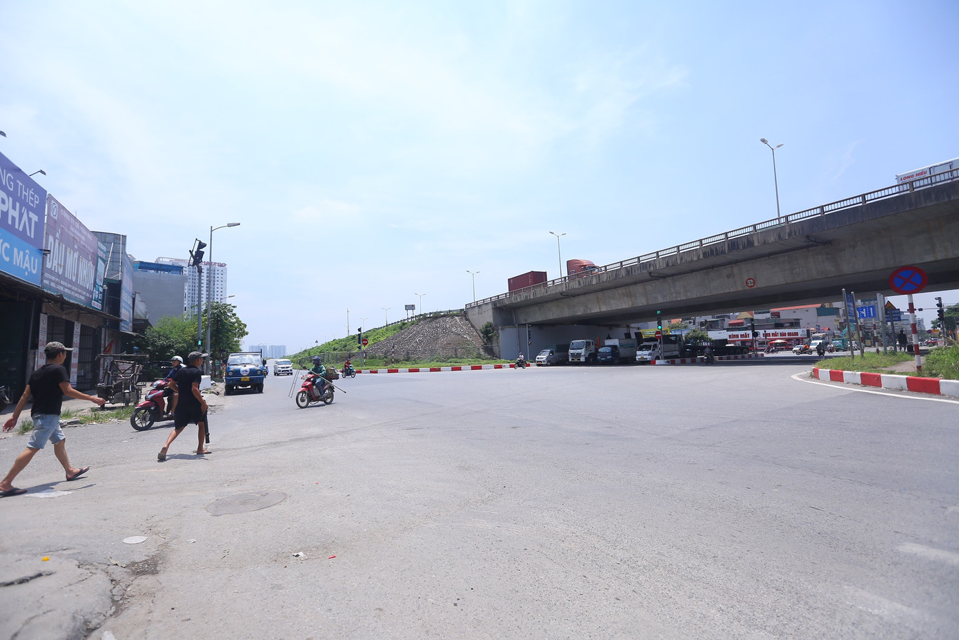 Nút giao với đường Tam Trinh.