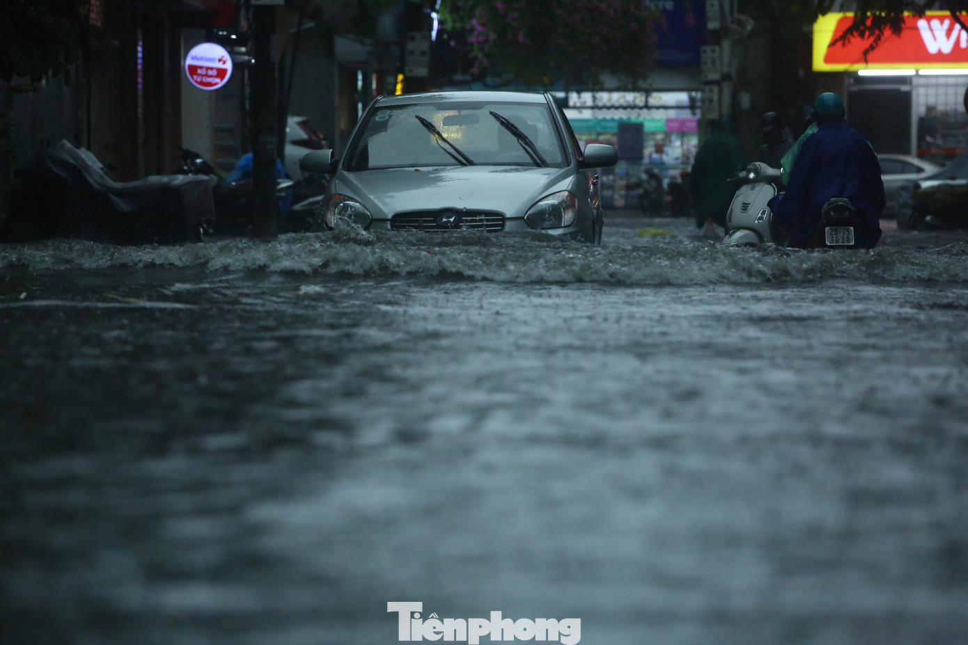 Phố nhanh chóng thành sông.