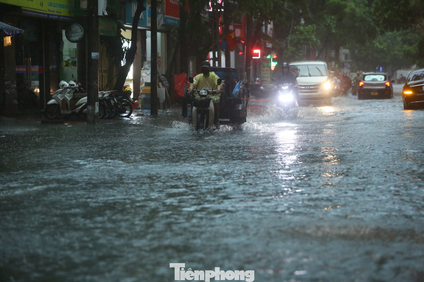 Phố Tô Vĩnh Diện chịu cảnh ngập úng tương tự.