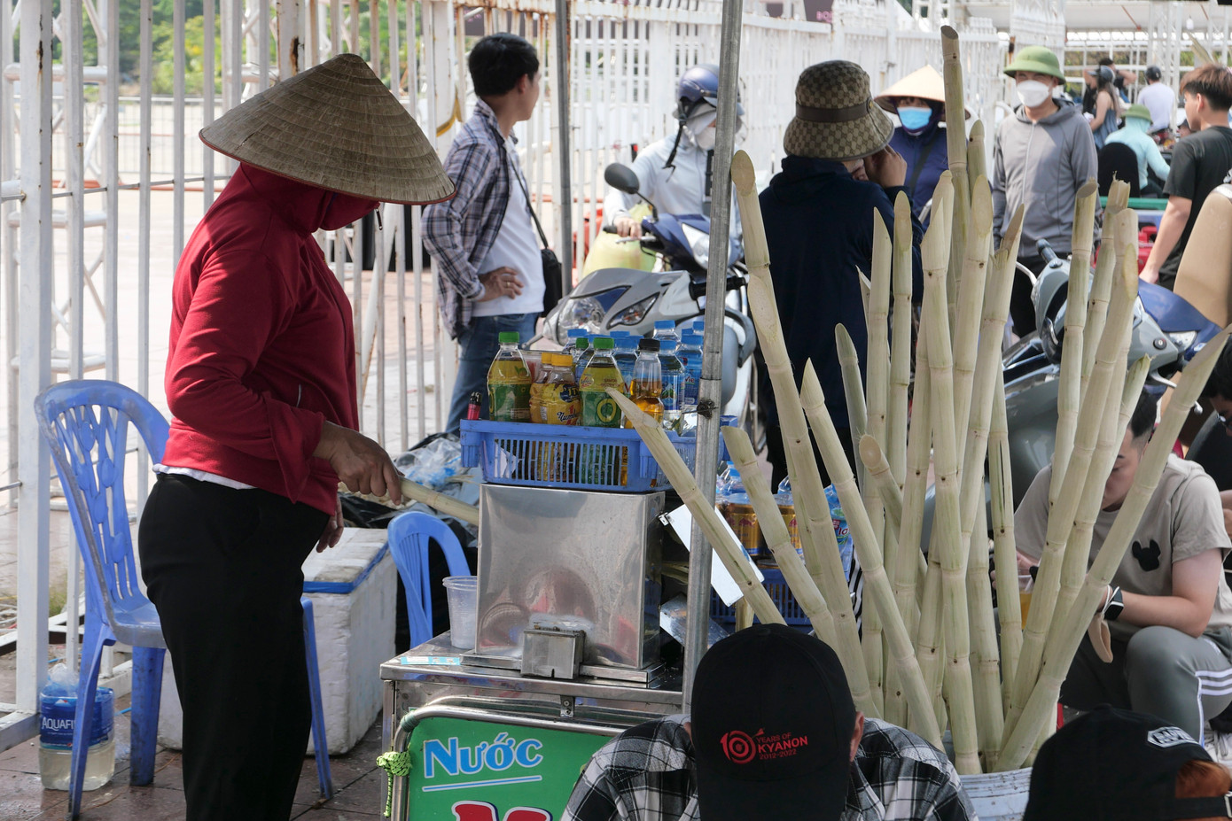Khoảng chục quầy hàng nước, nước mía tự phát xuất hiện tại đây.