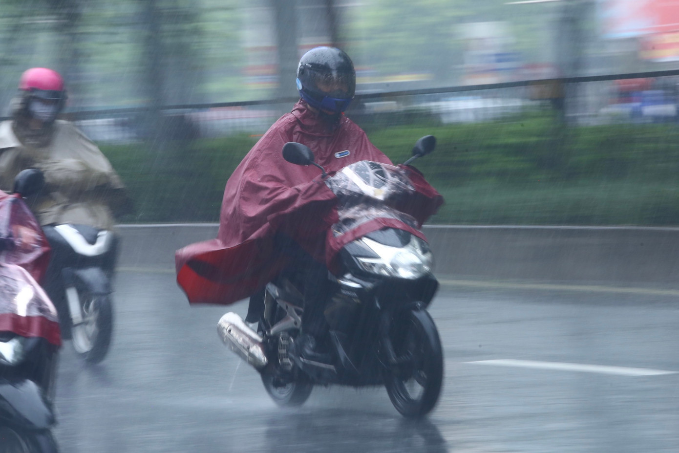 Tầm nhìn hạn chế, các phương tiện di chuyển khó khăn.